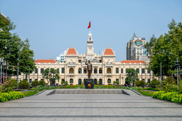 a prefeitura de ho chi minh ou prefeitura de saigon ou sede do comitê é um edifício em estilo colonial francês em ho chi minh, vietnã - architecture travel destinations outdoors colonial style - fotografias e filmes do acervo