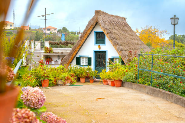 casas de santana, maisons typiques de l’île de madère - madeira funchal house cottage photos et images de collection