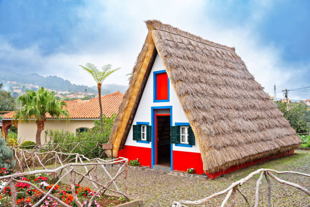 casas de santana, maisons typiques de l’île de madère - madeira funchal house cottage photos et images de collection