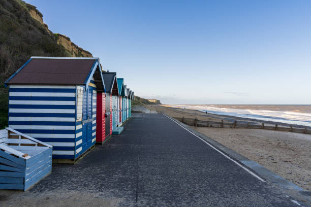 크로머의 해변에 있는 해변 오두막, 노퍽, 잉글랜드, 영국 - beach hut beach cromer hut 뉴스 사진 이미지