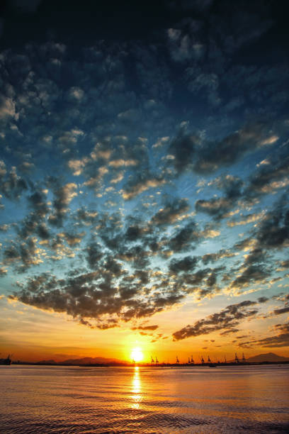 piękne niebo o zachodzie słońca odbite w wodach zatoki guanabara - pier mauá, rio de janeiro - brazil silhouette sunset guanabara bay zdjęcia i obrazy z banku zdjęć