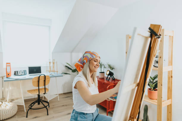 istock She enjoys every stroke of the brush 2095950868