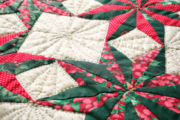 closeup patchwork or quilt with christmas star - christmas quilt craft patchwork photos et images de collection