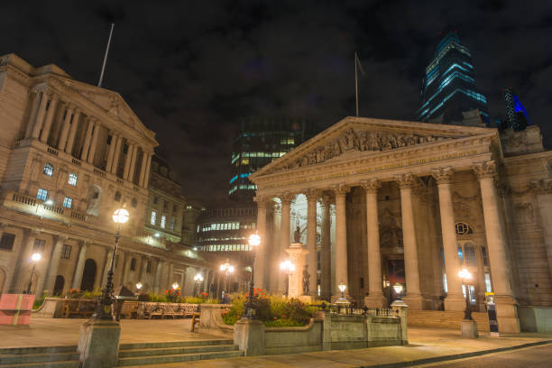 london bank of england square mile financial district at night - london england bank of england bank skyline imagens e fotografias de stock