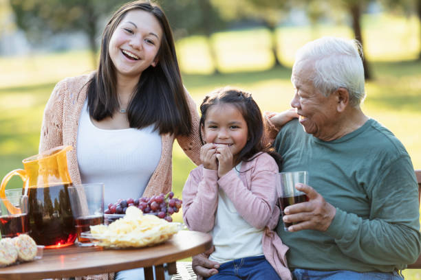 avô asiático com duas netas ao ar livre - filipino ethnicity grandfather senior adult family - fotografias e filmes do acervo