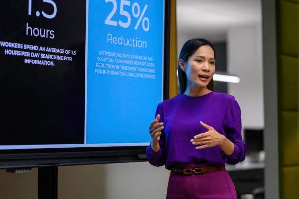 businesswoman giving presentation - lider zdjęcia i obrazy z banku zdjęć