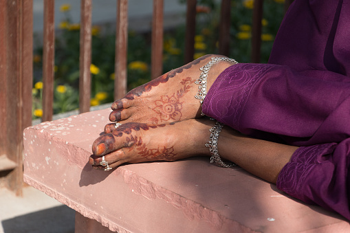 Although the term henna is Arabic and linked to many cultures and religions, it is most prevalent in India, where it is known as Mehndi. And across the country, we can often see women's hands and feet covered in super detailed, sometimes symmetrical designs, like tattoos. We can even see it being carried out on the streets.
Henna tattooing is an ancient practice that uses a natural, temporary dye instead of ink to create designs with important and often spiritual meanings.
Generally used today to express luck and happiness, and often used in important events and ceremonies. In many Indian celebrations, including Diwali, engagements and weddings, henna is a mandatory part of the celebration.