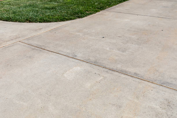 istock Sweep of paved concrete walkway bordered by green grass, creative copy space 2097214470