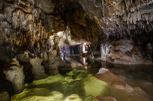 Orbetello, Toscana, Italia: Presso il Monte Argentario, a due passi da Orbetello la Grotta Risorgenza Punta degli Stretti, un canyon sotterraneo incastonato in una grotta