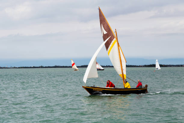 regata di venezia, traditional venetian regatta is the most anticipated sporting competition in venice. close up of rowing boat with sail and it's team or rowing crews - regatta sports race sailing nautical vessel zdjęcia i obrazy z banku zdjęć