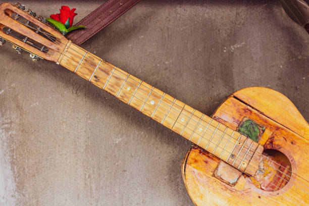 old guitar on concrete wall background with blurred front and back background with bokeh effect - musical instrument string music dark old fashioned zdjęcia i obrazy z banku zdjęć