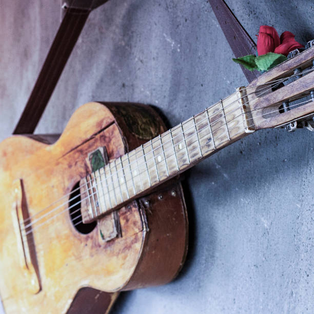 old guitar on concrete wall background with blurred front and back background with bokeh effect - musical instrument string music dark old fashioned zdjęcia i obrazy z banku zdjęć