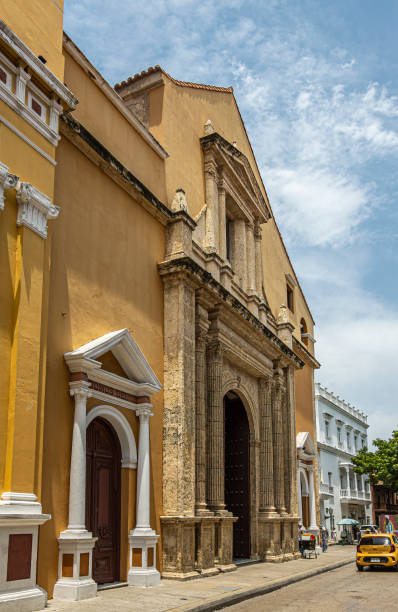 главный вход в кафедральный собор картахены, колумбия - catherine i стоковые фото и изображения