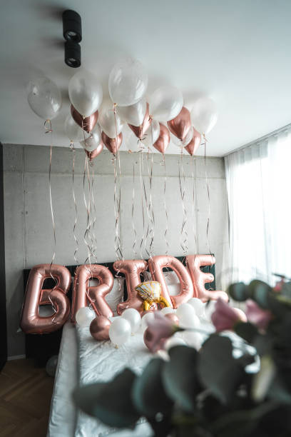 bed adorned with charming balloon decorations in hotel room - 5905 stock-fotos und bilder