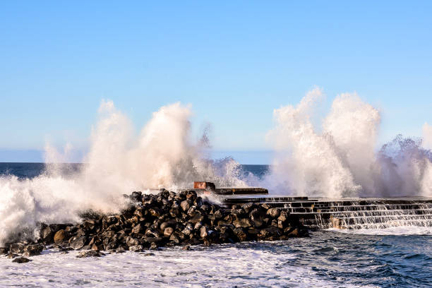 big wave in the ocean - image alternative energy canary islands color image - fotografias e filmes do acervo