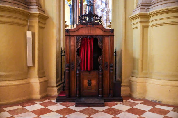 caixa confessional da igreja católica ornamentada - confession booth curtain church nobody - fotografias e filmes do acervo