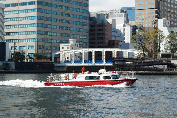 Tokyo Fire Department's fire boat "Hamakaze" on patrol (Koto Ward, Tokyo) On a sunny day in February 2024, the Tokyo Fire Department's fire boat "Hamakaze" is on patrol on the banks of the Sumida River flowing through Koto Ward, Tokyo. 警戒 stock pictures, royalty-free photos & images