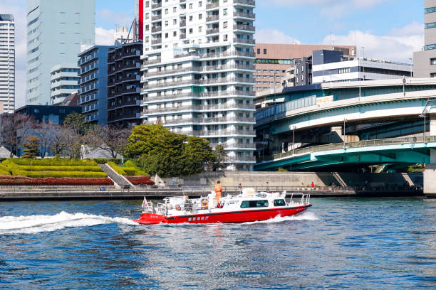 Tokyo Fire Department's fire boat "Hamakaze" on patrol (Koto Ward, Tokyo) On a sunny day in February 2024, the Tokyo Fire Department's fire boat "Hamakaze" is on patrol on the banks of the Sumida River flowing through Koto Ward, Tokyo. 警戒 stock pictures, royalty-free photos & images