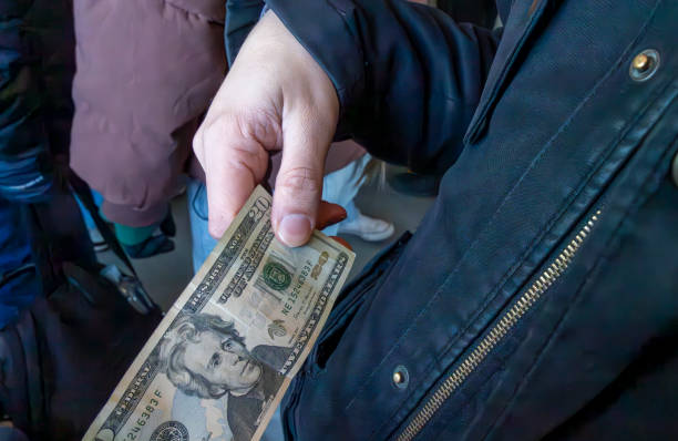 homem segurando uma nota de vinte dólares dos eua - twenty dollar bill human hand paper currency number 20 - fotografias e filmes do acervo