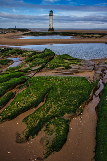 faro di perch rock con la bassa marea, new brighton, wirral, merseyside, inghilterra, gran bretagna - perch rock lighthouse foto e immagini stock