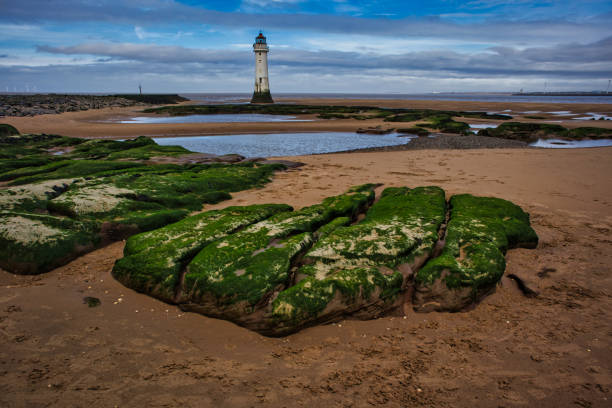 faro di perch rock con la bassa marea, new brighton, wirral, merseyside, inghilterra, gran bretagna - perch rock lighthouse foto e immagini stock