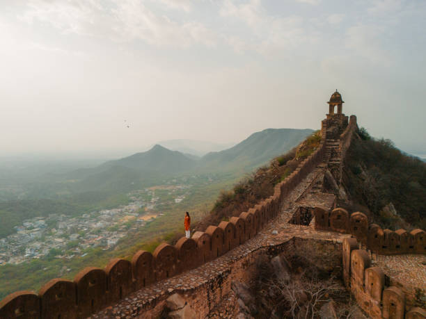 Woman walking on surrounding wall in Amber, Jaipur Serene woman walking on surrounding wall in Amber, Jaipur india jaipur rajasthan traditional culture stock pictures, royalty-free photos & images