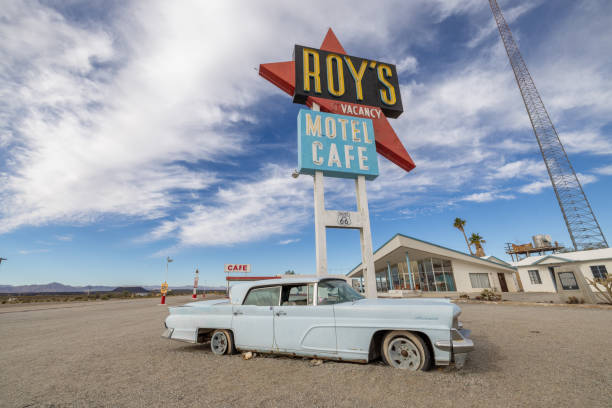 roy's cafe and motel in barstow - route 66 old fashioned roadside commercial sign imagens e fotografias de stock