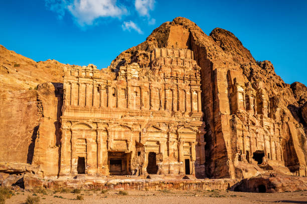 руины дворцовой усыпальницы, древний город петра в иордании - petra antiquities jordan middle east стоковые фото и изображения