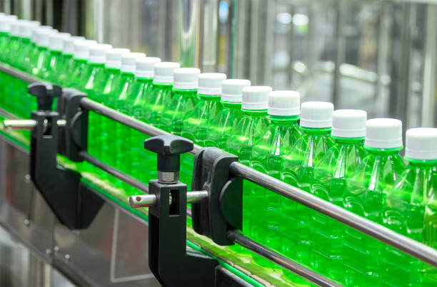 the hi-technology of drinking water manufacturing process. - bottling plant bottle filling production line ストックフォト�と画像