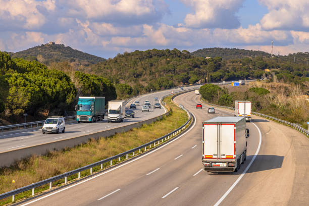 tráfico en autopista en la autopista europea ap7 españa - autovia fotografías e imágenes de stock