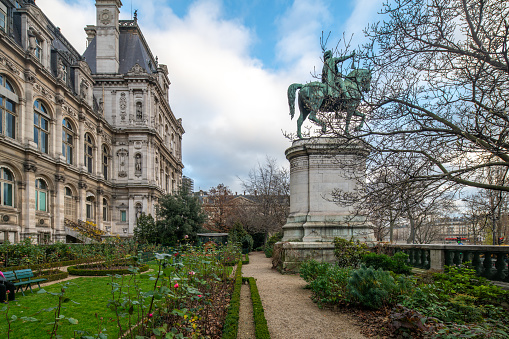 Statue of Etienne Marcel stands prominently at Jardin des Combattants de la Nueve, near Hotel de Ville.