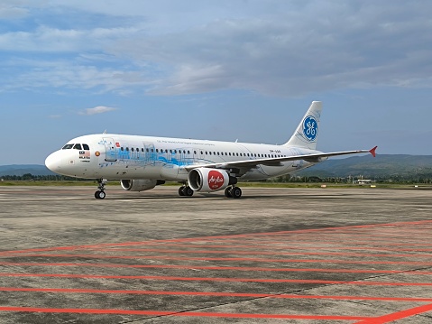 Blang Bintang, Aceh Besar, Aceh, Indonesia, February 26, 2024 - airbus a320 adalah pesawat buatan negara Prancis, baru saja tiba di bandara sultan iskandar muda aceh, penerbangan berjadwal ini terbang sehari sekali ke aceh, dihari tertentu terdapat dua kali penerbangan AirAsia ke aceh.