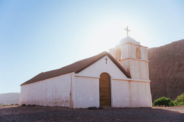 foto retroiluminada da igreja de san isidro em san pedro de atacama, chile - travel nature back lit rural scene - fotografias e filmes do acervo