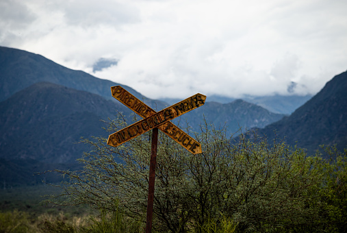 Antiguo cruce de vias de ferrocarril Andino en Argentina