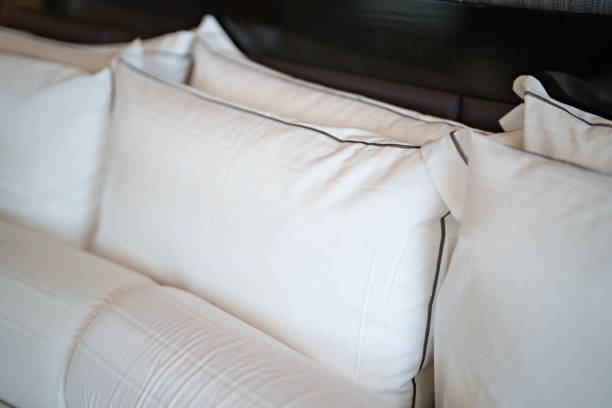 クローズアップ撮影では、ベッドの上に贅沢な枕や抱き枕が整然と並べられ、居心地の良い居心地の良い雰囲気を醸し出しています。