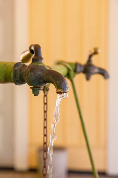 wasserhähne mit fließendem frischem quellwasser - 16204 stock-fotos und bilder