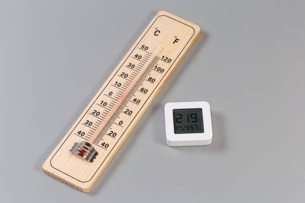 알코올 섭씨 및 화씨 눈금 온도계 및 디지털 미니 온도계 - thermometer hygrometer work tool accuracy 뉴스 사진 이미지