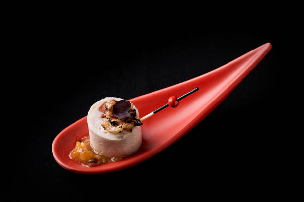 pâté de foie gras d’oie, foie gras, servi sur pierre noire dans des cuillères rouges japonaises. pâte servie avec confiture et noix. concept de cuisine fusion, discret, espace de copie. - foie gras salt luxury restaurant photos et images de collection