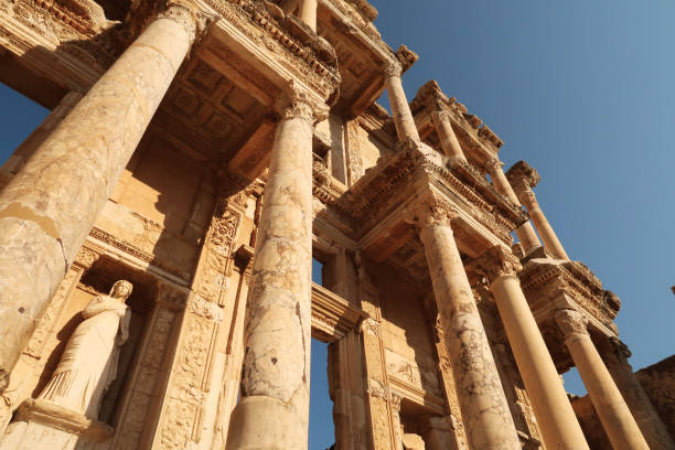 kunsztowna fasada biblioteki celsusa w efezie z posągiem arete, selcuk, turcja - celsus zdjęcia i obrazy z banku zdjęć
