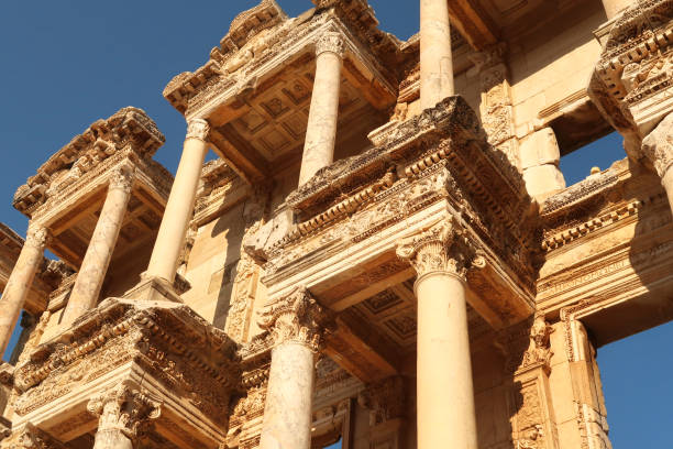 górna część kunsztownej fasady biblioteki celsusa w efezie, selcuk, turcja - celsus zdjęcia i obrazy z banku zdjęć