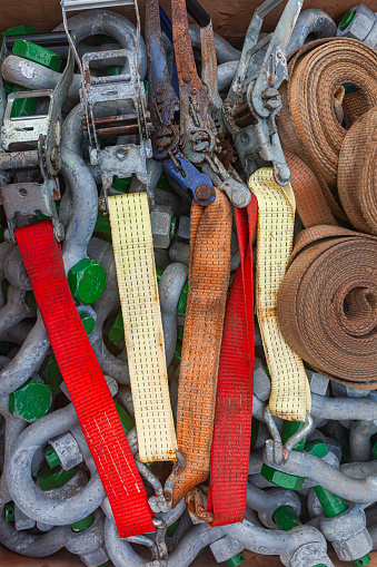 Fastenings for transporting goods. Straps, steel shackles and ratchet locks.