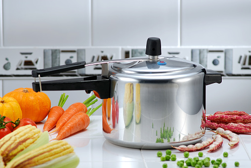 Pressure cooker cooking vegetables