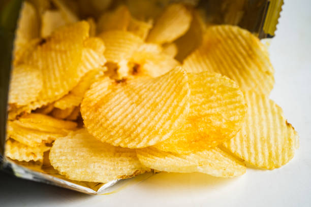 potato chips, delicious bbq seasoning spicy for crips, thin slice deep fried snack fast food in open bag. - crips zdjęcia i obrazy z banku zdjęć