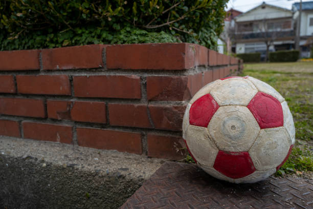 古い滑り台汚れたサッカーボール