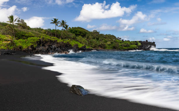 пляж с черным песком на мауи и океаном - black sand beach hawaii islands maui стоковые фото и изображения