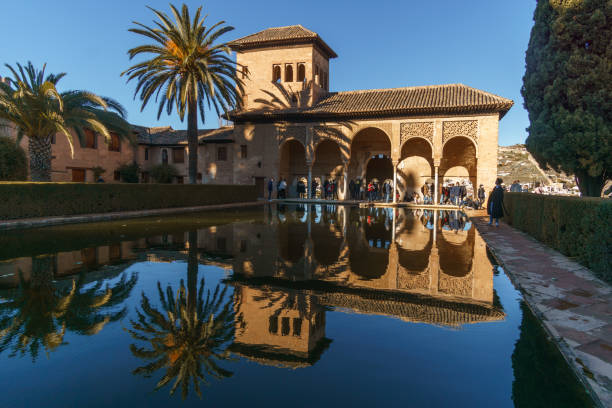 reflexão sobre a superfície da água de el palacio del partal ou palácio partal no castelo de alhambra, cidade velha de albaicin, granada, andaluzia, espanha - partal - fotografias e filmes do acervo