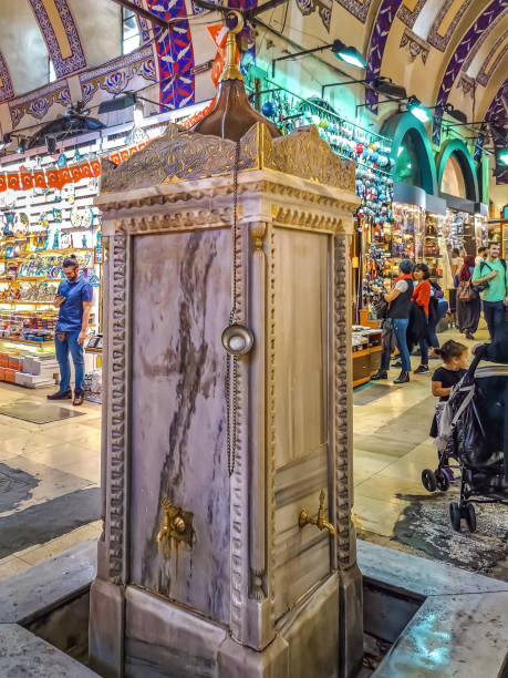 säule mit wasserhähnen auf dem großen basar in istanbul - istanbul people faucet turkey stock-fotos und bilder