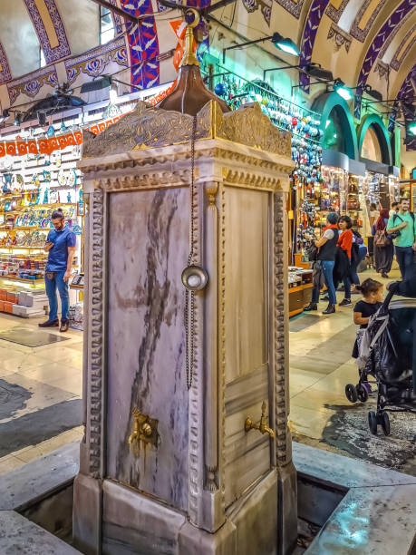 colonna con rubinetti d'acqua nel grand bazaar di istanbul - istanbul people faucet turkey foto e immagini stock