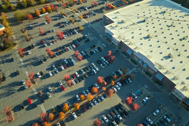 view from above of american grocery store with many parked cars on parking lot with lines and markings for parking places and directions. place for vehicles in front of a strip mall center - strip mall shopping mall road street zdjęcia i obrazy z banku zdjęć