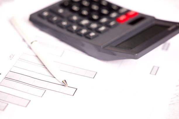 calculator and charts - interest rate finance financial page financial figures zdjęcia i obrazy z banku zdjęć
